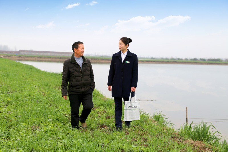 2月15日，邮储银行洪湖市支行客户经理送金融服务上门，来到大沙镇田间地头，现场走访了解水产养殖户情况。
