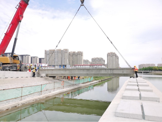 中建八局上海公司基础设施分公司D51路项目黄沙港桥板梁架设完成