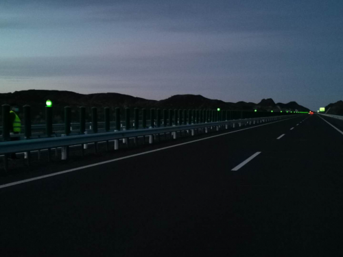 科技创新！新疆天睿科技精心打造公路御风自发光线形诱导防眩板