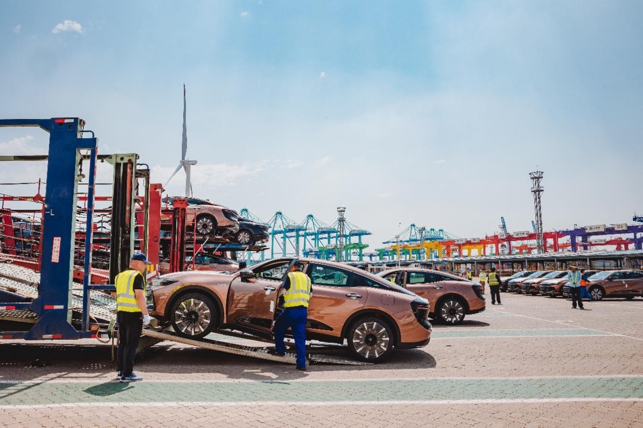 “首款中型豪华跨界车”皇冠 SportCross到港，豪华感扑面而来！