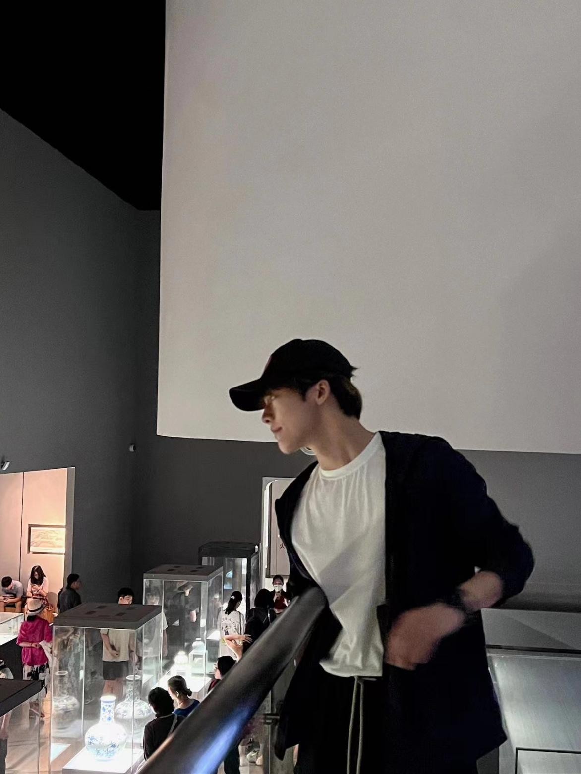 网友在博物馆偶遇张宇熙，路人镜头下的他太帅了