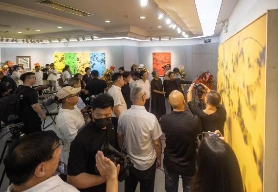 翁道胜大连油画作品展开展大连浙江商会现场捐赠20万元艺术创作经费