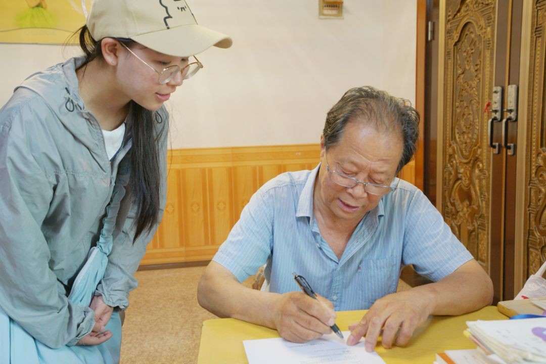 图片7 实践队在新港村举办简笔画活动、向村民进行宣讲 朱铭涛摄.jpg